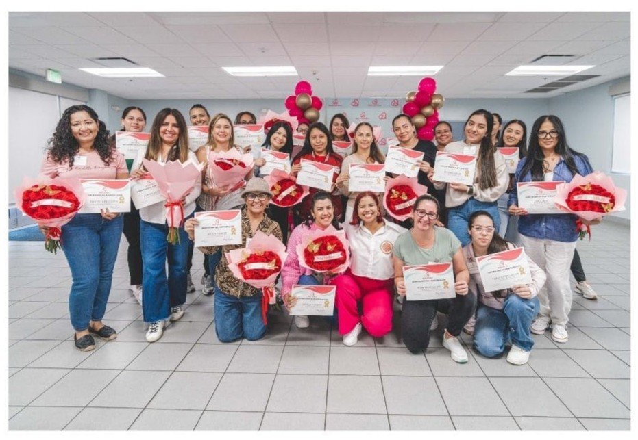 Estudiantes del Curso Presencial de Dúo de Rosas y Fresas Decoradas